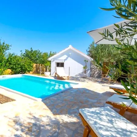 Sunny With Pool Island Brac Casa de Férias *