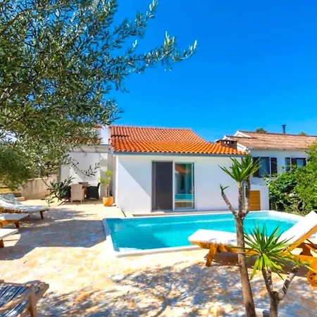 Casa de Férias Sunny With Pool Island Brac Dračevica