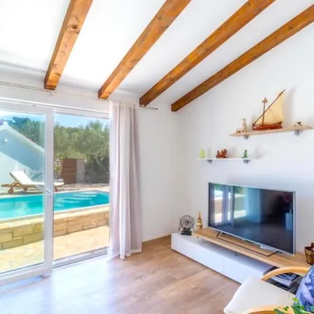 Sunny With Pool Island Brac Casa de Férias *