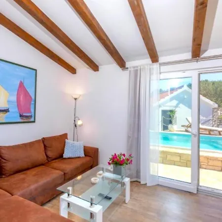 Casa de Férias Sunny With Pool Island Brac *